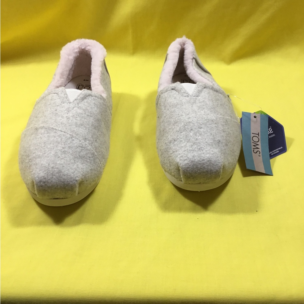 TOMS Women’s Light Gray Felt Slip-Ons with Pink Plush Lining SZ 8